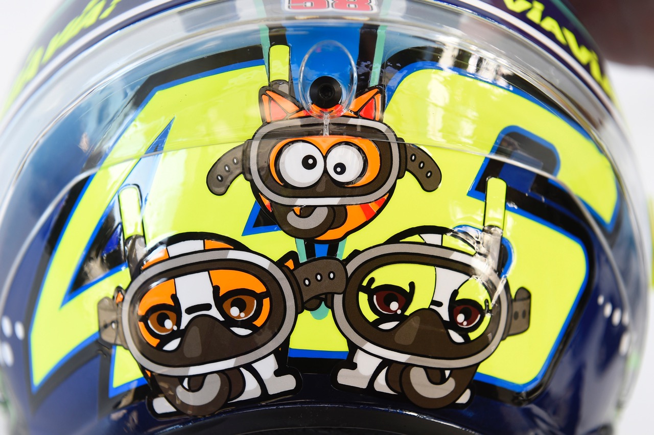 2015 Misano彩繪特仕頭盔的正後方還有Rossi寵物的Q版圖案，分別是最上方的Rossi愛貓Rossano，以及兩隻愛犬Cesare與Cecilia。